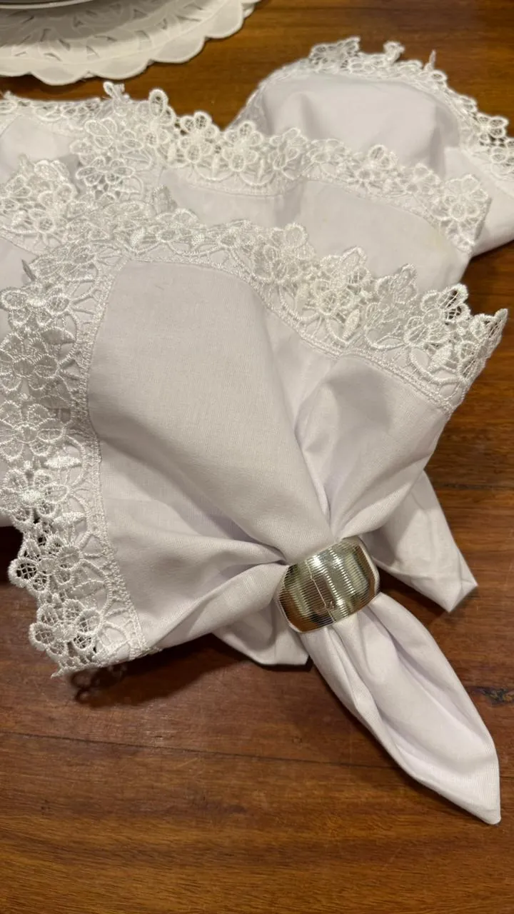 Guardanapo branco com renda