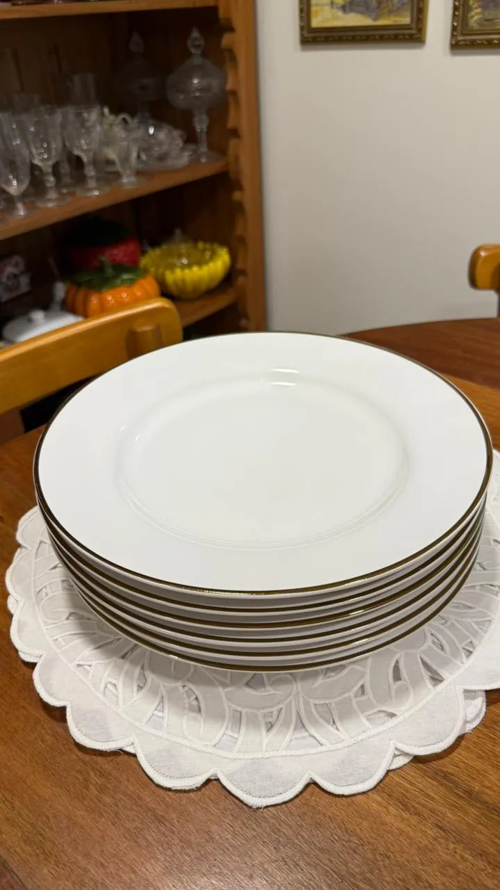 Prato branco com filete dourado